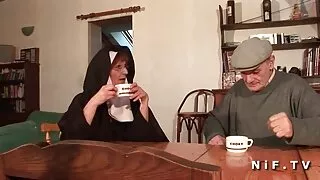 لڑکی جوش و خروش سے تمام سوراخوں میں وائبریٹرز کو دھکیلتی ہے ۔ فيلم سكسي الكسيس