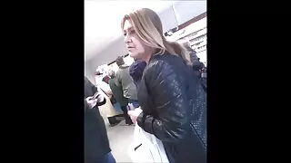 طویل بالوں والی لڑکی اسے ایک اچھا مرگا کے دانلودسکس فامیلی ساتھ ایک آدمی کے پیچھے سے دیتا ہے